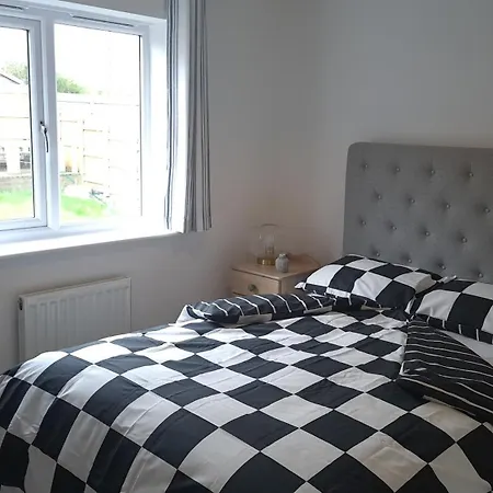 Дом отдыха Tropical Sun Homes - Beautiful Spacious 3 Bed In A Serene Environment With Free Parking For 2 Cars *