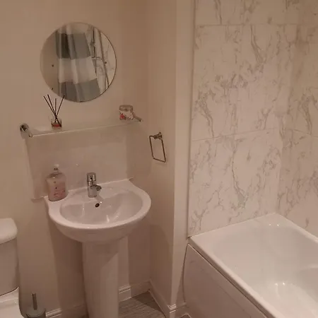 Holiday home Tropical Sun Homes - Beautiful Spacious 3 Bed In A Serene Environment With Free Parking For 2 Cars *