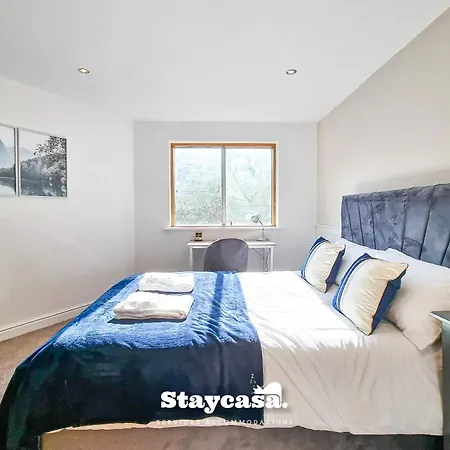 Bright 2 Bedroom With Balcony In Centre