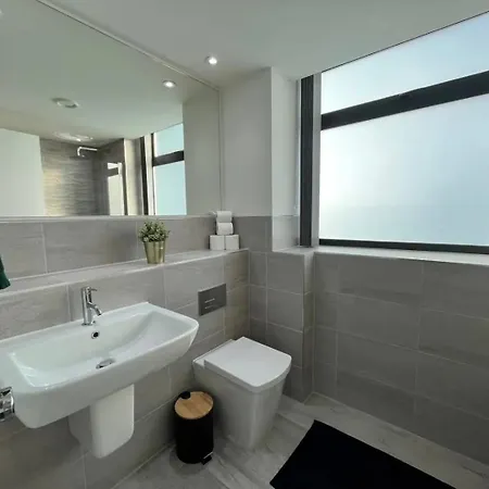 Beautiful 3br Penthouse In Old Trafford * Manchester