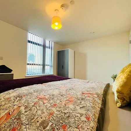 Beautiful 3br Penthouse In Old Trafford *