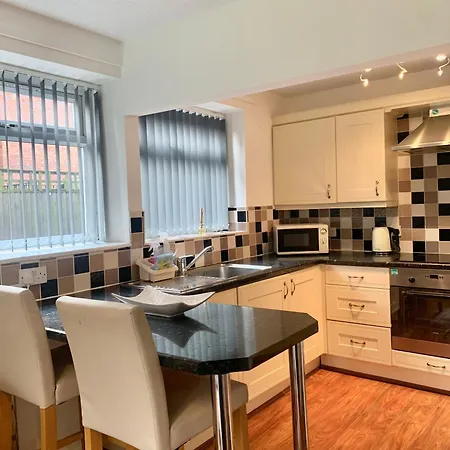 Heaton Moor - Failte - Free Parking - Excellent Links To The City - Stockport's Finest Suburb