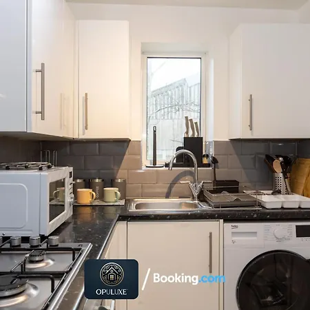 Luxurious & Homely 2 Bedroom By Opuluxe Short Lets & Serviced Near Center With Free Parking Μάντσεστερ