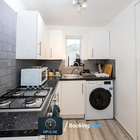 Διαμέρισμα Luxurious & Homely 2 Bedroom By Opuluxe Short Lets & Serviced Near Center With Free Parking
