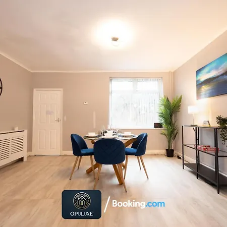 Luxurious & Homely 2 Bedroom By Opuluxe Short Lets & Serviced Near Center With Free Parking Appartement *