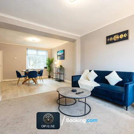 Luxurious & Homely 2 Bedroom By Opuluxe Short Lets & Serviced Near Center With Free Parking Διαμέρισμα