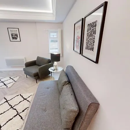 A Prestwich M25 Апартаменты Манчестер