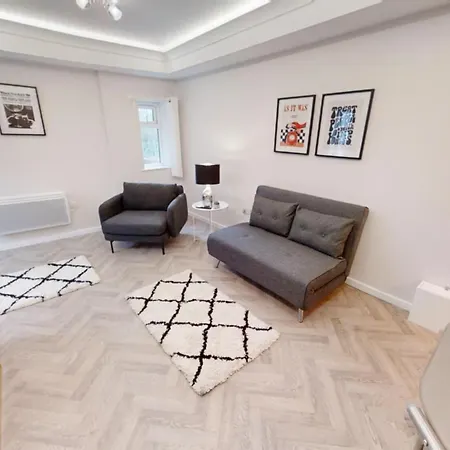 A Prestwich M25 Апартаменты