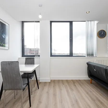Апартаменты Modern 1 In Old Trafford Near The Stadium Манчестер