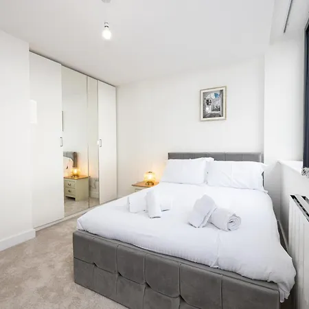 Modern 1 In Old Trafford Near The Stadium * Manchester