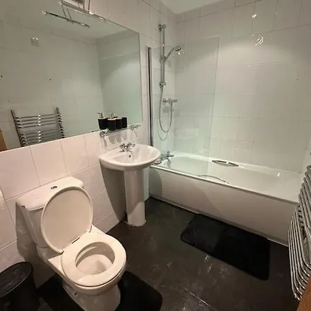 Ka Propertiess - Spacious 2 Bed & 2 Bath Apartment, In Old Trafford! Ua92, Football Stadium, Cricket Stadium, Retail Park * Manchester