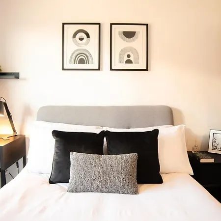 Luxury Mcr 2bed,2bath Apartment- Location! *