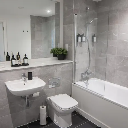 Luxury Mcr 2bed,2bath Apartment- Location! Apartament