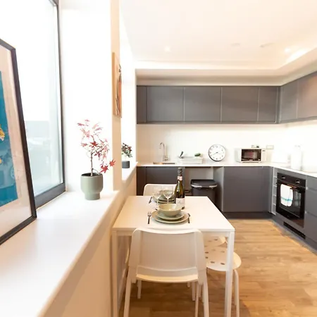 Bright & Cosy Penthouse In Old Trafford *