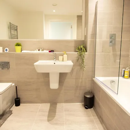Bright & Cosy Penthouse In Old Trafford شقة *