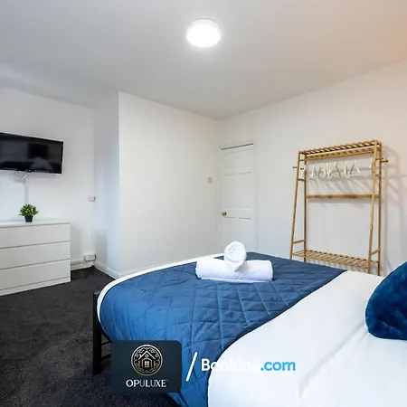 Διαμέρισμα Luxurious & Homely 2 Bedroom By Opuluxe Short Lets & Serviced Near Center With Free Parking