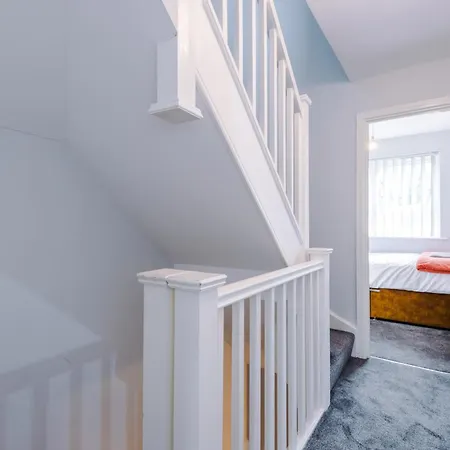 Stylish 4bed Home, Sleeps 7, Free Parking, Wi-fi, Balcony, Smart Tvs, Great Transport Links, Long Term Disc Lägenhet