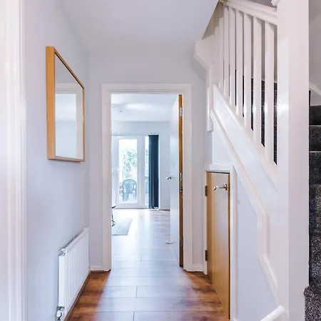 Stylish 4bed Home, Sleeps 7, Free Parking, Wi-fi, Balcony, Smart Tvs, Great Transport Links, Long Term Disc