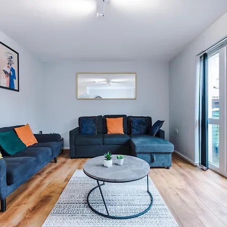 Apartment Stylish 4bed Home, Sleeps 7, Free Parking, Wi-fi, Balcony, Smart Tvs, Great Transport Links, Long Term Disc *