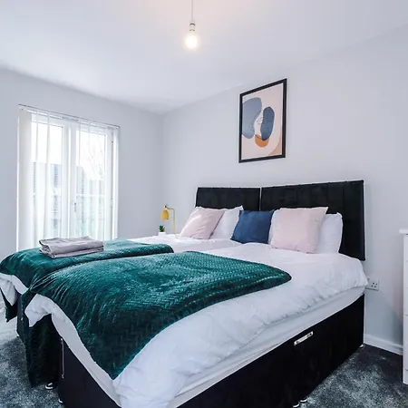 Stylish 4bed Home, Sleeps 7, Free Parking, Wi-fi, Balcony, Smart Tvs, Great Transport Links, Long Term Disc