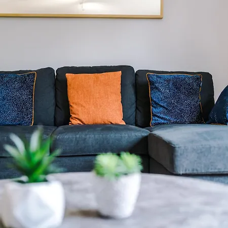 Stylish 4bed Home, Sleeps 7, Free Parking, Wi-fi, Balcony, Smart Tvs, Great Transport Links, Long Term Disc Manchester