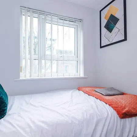 Apartment Stylish 4bed Home, Sleeps 7, Free Parking, Wi-fi, Balcony, Smart Tvs, Great Transport Links, Long Term Disc *