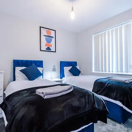 Stylish 4bed Home, Sleeps 7, Free Parking, Wi-fi, Balcony, Smart Tvs, Great Transport Links, Long Term Disc Apartmán *