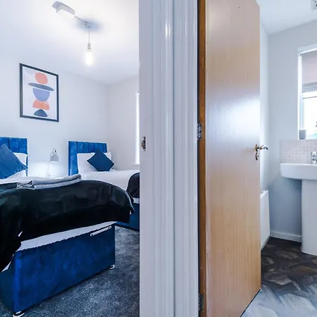 Lägenhet Stylish 4bed Home, Sleeps 7, Free Parking, Wi-fi, Balcony, Smart Tvs, Great Transport Links, Long Term Disc *
