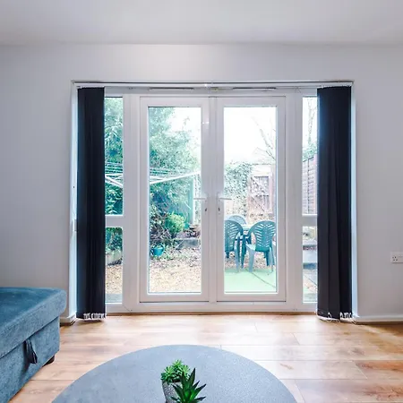 Stylish 4bed Home, Sleeps 7, Free Parking, Wi-fi, Balcony, Smart Tvs, Great Transport Links, Long Term Disc Manchester