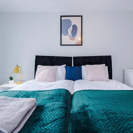 Stylish 4bed Home, Sleeps 7, Free Parking, Wi-fi, Balcony, Smart Tvs, Great Transport Links, Long Term Disc Apartmán