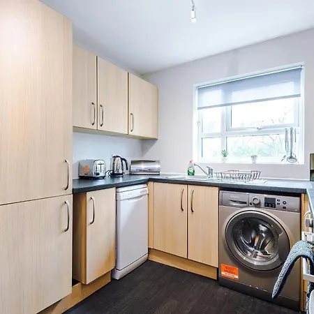 Stylish 4bed Home, Sleeps 7, Free Parking, Wi-fi, Balcony, Smart Tvs, Great Transport Links, Long Term Disc Manchester