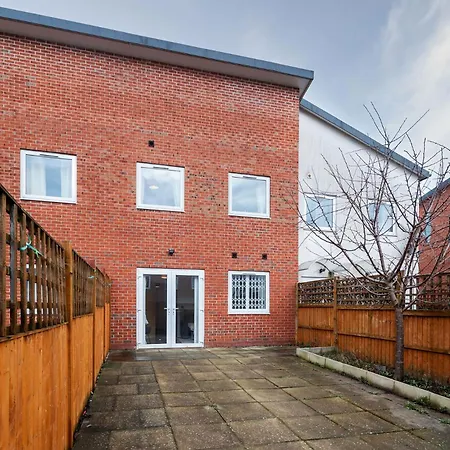 6 Guests - 3 Bedrooms - Free Wi-fi -