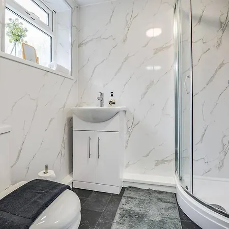 Stylish & Vibrant 2 Bedroom Retreat * Manchester