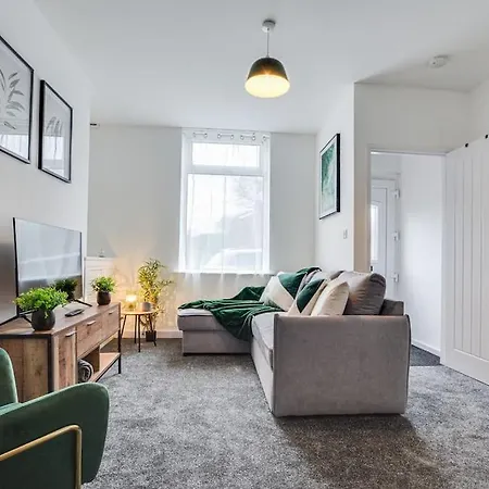 Apartment Stylish & Vibrant 2 Bedroom Retreat