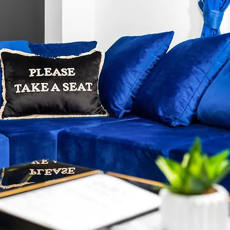 Stylish 4 Bed House W/garden ✘ Sleeps 9 - Salford ☆ Free Parking → Smart Tvs In Every Bedroom ☆ Free Netflix & Ultra Fast Wifi ✪ 6 Min To Centre, Close To Trafford Centre, Etihad Stadium, Arena, Clubs & More! Manchester