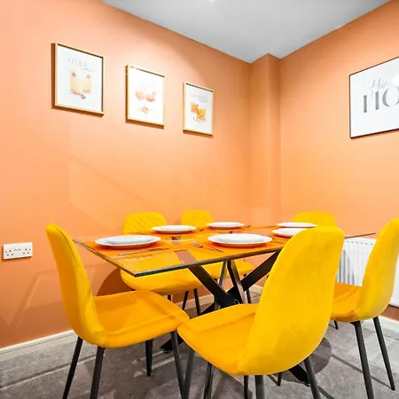 Stylish 4 Bed House W/garden ✘ Sleeps 9 - Salford ☆ Free Parking → Smart Tvs In Every Bedroom ☆ Free Netflix & Ultra Fast Wifi ✪ 6 Min To Centre, Close To Trafford Centre, Etihad Stadium, Arena, Clubs & More! * Manchester