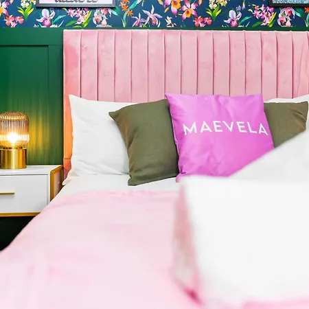 Stylish 4 Bed House W/garden ✘ Sleeps 9 - Salford ☆ Free Parking → Smart Tvs In Every Bedroom ☆ Free Netflix & Ultra Fast Wifi ✪ 6 Min To Centre, Close To Trafford Centre, Etihad Stadium, Arena, Clubs & More! *