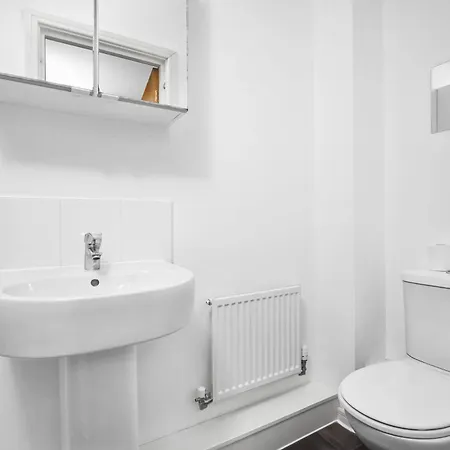 Holiday home Stylish 4 Bed House W/garden ✘ Sleeps 9 - Salford ☆ Free Parking → Smart Tvs In Every Bedroom ☆ Free Netflix & Ultra Fast Wifi ✪ 6 Min To Centre, Close To Trafford Centre, Etihad Stadium, Arena, Clubs & More! *