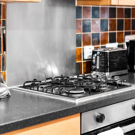 Stylish 4 Bed House W/garden ✘ Sleeps 9 - Salford ☆ Free Parking → Smart Tvs In Every Bedroom ☆ Free Netflix & Ultra Fast Wifi ✪ 6 Min To Centre, Close To Trafford Centre, Etihad Stadium, Arena, Clubs & More! Holiday home
