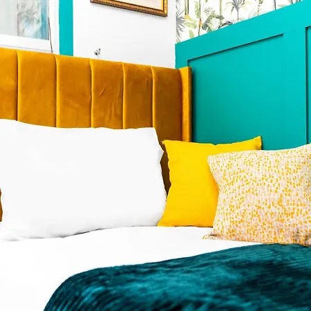 펜션 Stylish 4 Bed House W/garden ✘ Sleeps 9 - Salford ☆ Free Parking → Smart Tvs In Every Bedroom ☆ Free Netflix & Ultra Fast Wifi ✪ 6 Min To Centre, Close To Trafford Centre, Etihad Stadium, Arena, Clubs & More!