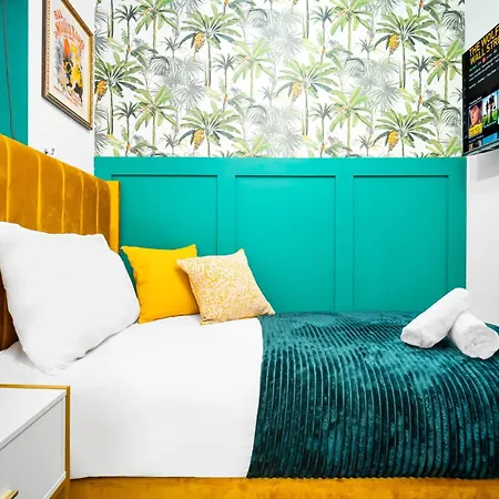 Holiday home Stylish 4 Bed House W/garden ✘ Sleeps 9 - Salford ☆ Free Parking → Smart Tvs In Every Bedroom ☆ Free Netflix & Ultra Fast Wifi ✪ 6 Min To Centre, Close To Trafford Centre, Etihad Stadium, Arena, Clubs & More!