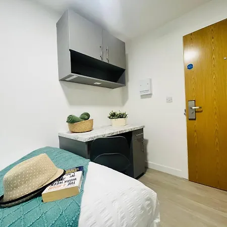 Stretford Sanctuary: Stylish Studio מנצ'סטר