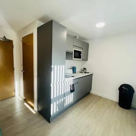 Stretford Sanctuary: Stylish Studio דירה
