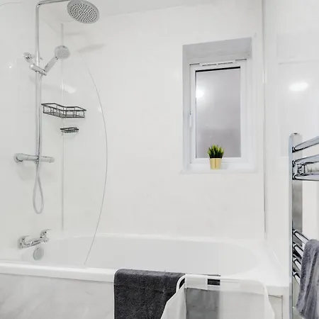 Dazzling & Modern 4bd - Coop Live - Etihad - Parking