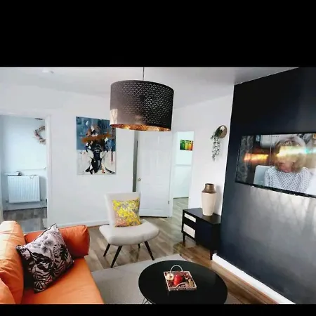 Cozy 3 Bedroom Close To Town Apartment