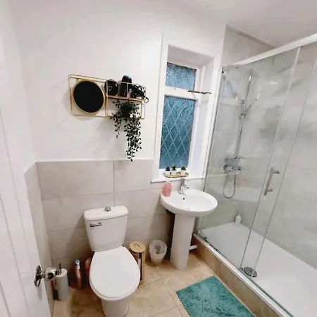 Cozy 3 Bedroom Close To Town *