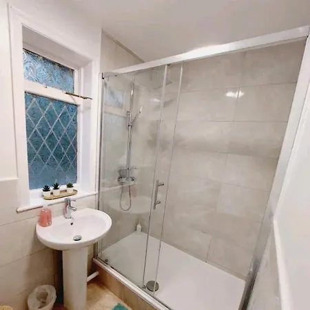 Cozy 3 Bedroom Close To Town *