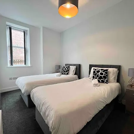 Free Parking - Cosy 2-br Flat Near Salford Royal Apartment Manchester