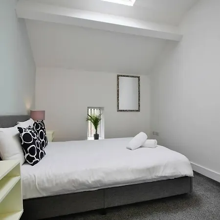 Apartment Free Parking - Modern 2-br Flat Close To Salford Royal
