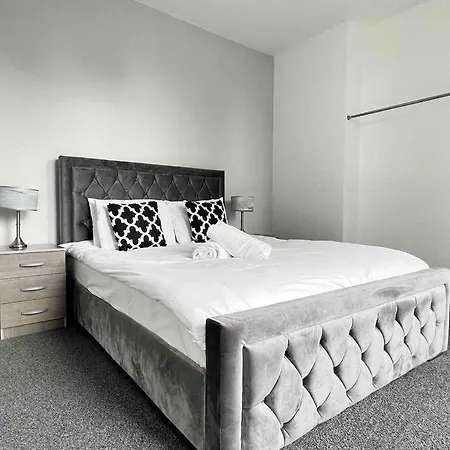 Apartment Free Parking - Cosy 2-br Flat Near Salford Royal